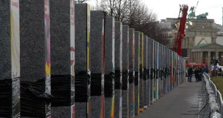 Am Brandenburger Tor steht die Mauer wieder &#8211; Am Montag wird der Kunststoff-Wall fallen. ND-