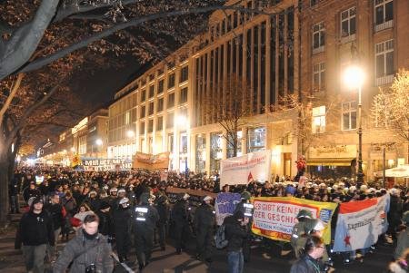 Durch ein enges Polizeispalier läuft die Demo Unter den Linden.