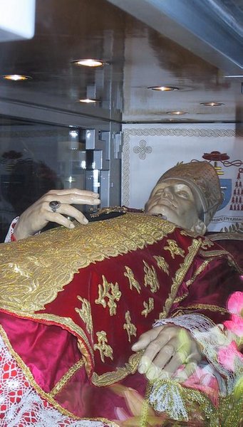 Antikommunistischer Märtyrer: Skulptur des Seligen Kardinals Alojzije Stepinac in seinem Sarkophag in der Zagreber Kathedrale (oben)