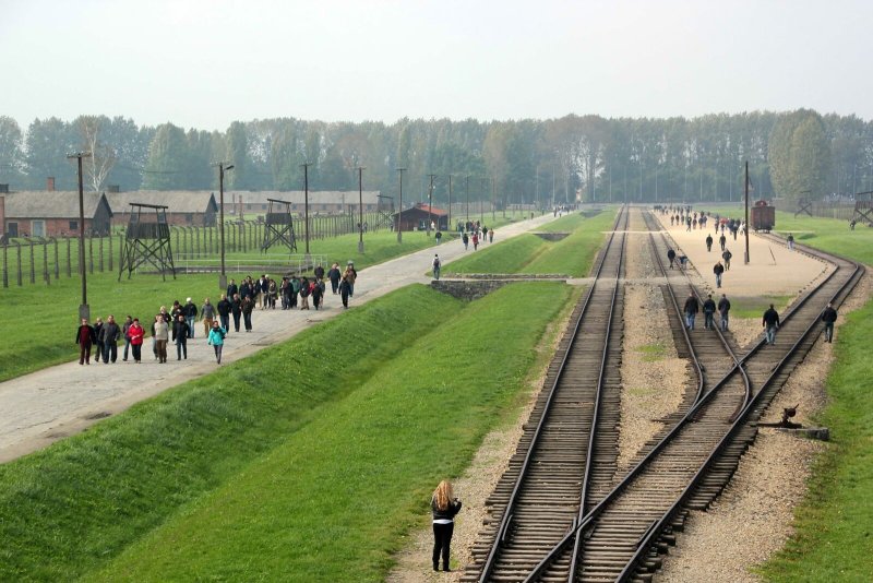 Gleise in den Tod.  Etwa 900 000  Menschen wurden  direkt nach ihrer  Ankunft in Auschwitz in den Gaskammern  ermordet; 200 000 starben an  Krankheiten,  Unterernährung,  Misshandlungen.