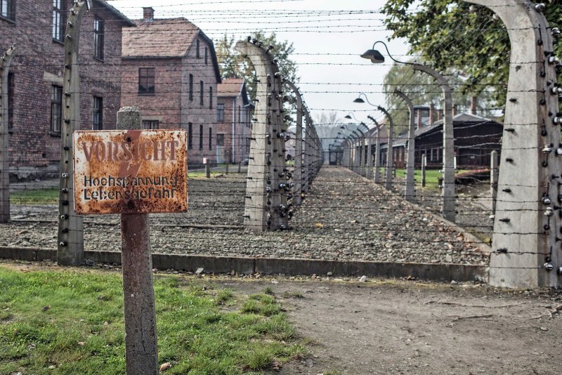Die Rampe. Dort  entschied die SS mit einem Wink – nach links oder rechts – über Leben und Tod. Wer von den nach Auschwitz  Deportierten nicht sogleich in die Gaskammer geschickt wurde, durchlitt eine Hölle; mancher stürzte sich aus  Verzweiflung in den elektrischen Zaun.
