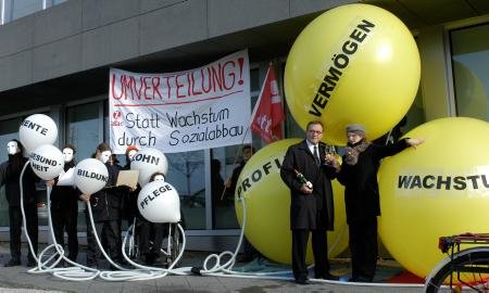 Attac-Protest in Berlin: Aus dem Sozialbereich entweicht die Luft &#8211; Unternehmensgewinne, Privatverm&#246;gen und das Wirtschaftswachtsum werden dadurch aufgebl&#228;ht.