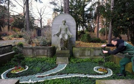Norbert Lawrenz gestaltet ein Grab auf dem Friedhof in Steglitz mit floraler Kunst. Solche Erbbegräbnisse werden immer öfter für Ruhegemeinschaften genutzt. Die Grabpflege für 20 Jahre kostet inklusive Bepflanzung 895 Euro.