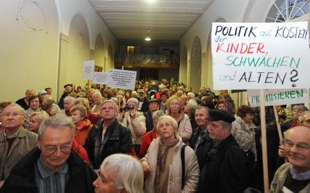 Dichtgedrängter Protest im Treptower Rathaus