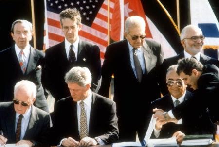 Unterzeichnung des israelisch-jordanischen Friedensvertrags im Jahre 1994 in Arava (Israel). Mit dabei der damalige US-Pr&#228;sident und Moderator der Verhandlungen, Bill Clinton, (Mitte vorn). Stehend rechts Jordaniens K&#246;nig Hussein