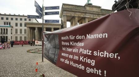 Friedensaktivisten protestierten am Donnerstag vor dem Brandenburger Tor gegen den Afghanistaneinsatz . ND-