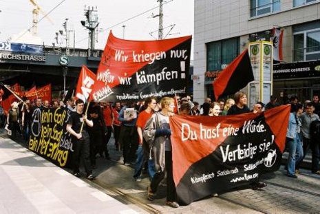 Mit Katze und schwarzroten Fahnen, das ist die FAU. Hier zu sehen am 1. Mai 2005 in Berlin