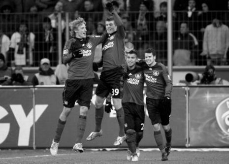Leverkusens Stefan Kie&#223;ling (li.) jubelt mit dem Torsch&#252;tzen Toni Kroos &#252;ber das 1:0. Fotos: dpa