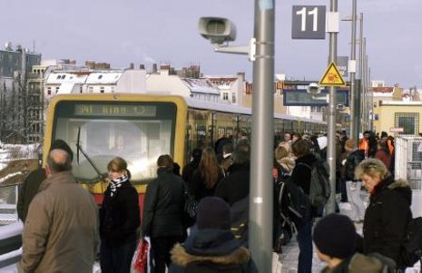 K&#252;rzere Z&#252;ge und l&#228;ngere Zugfolgen sorgten am Ostkreuz und Ostbahnhof f&#252;r volle Bahnsteige. Fotos: U. Winkler