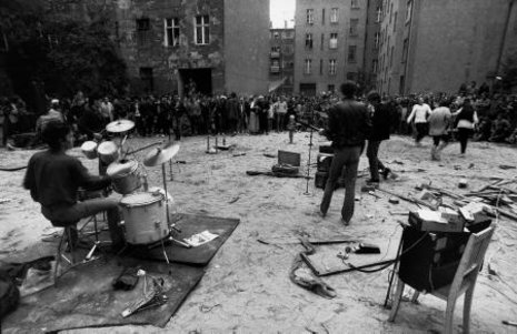 Anders leben: Konzert der Punkband &#187;Rosa Extra&#171;, Berlin 1985: Foto von Harald Hauswald aus dem Band