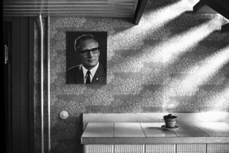 Stilleben: Honecker-Portr&#228;t im Flur eines FDGB-Urlaubquartiers in Boltenhagen an der Ostsee