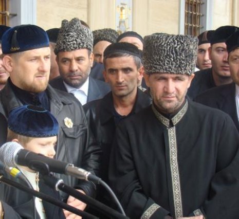 Präsident Ramsan Kadyrow (l.) und Mufti Sultan Mirsajew (r.) bei der Eröffnung.