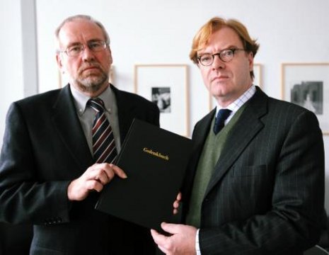 Schmitz (rechts) und Morsch mit dem Gedenkbuch ND-