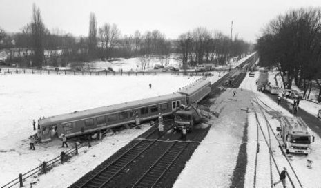 Der entgleiste Zug auf dem Feld bei R&#252;ningen Fotos: dpa