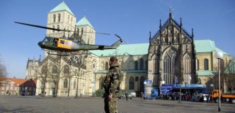 Ein Bundeswehr-Hubschrauber landet w&#228;hrend einer Werbeveranstaltung vor dem Dom in M&#252;nster.