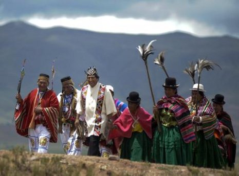 Indigene Traditionen werden unter der MAS-Regierung neu belebt und hoch gehalten: Evo Morales (Dritter von links) umgeben von Aymara-Geistlichen auf dem Weg zur Zeremonie seiner Amtseinführung in Tiwanaku.