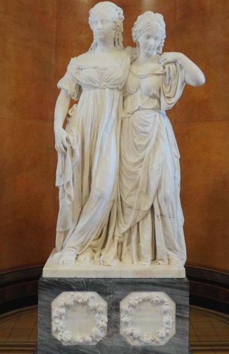 Standbild der Prinzessinnen Luise und Friederike von Preußen, 1797, im Foyer der Alten Nationalgalerie Berlin.