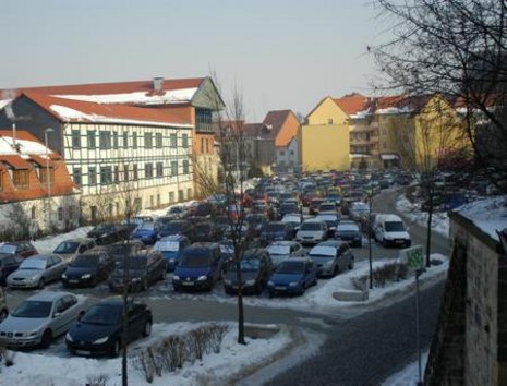 Wenig attraktive Lösung für die Ausfüllung der in den meist schrumpfenden Städten Sachsen-Anhalts entstandenen Leere: Ein großer Parkplatz in Halberstadt