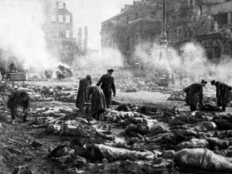 Nach dem Angriff alliierter Bomber auf Dresden, Februar 1945