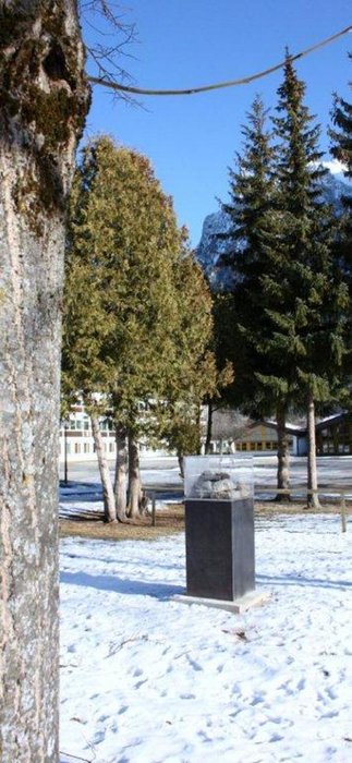 Der umstrittene Gedenkstein (links) für die italienischen Opfer von Wehrmachts-Gebirgsjägern im Zweiten Weltkrieg soll vor der Schule von Mittenwald seinen Platz finden.  Fotos: Funke