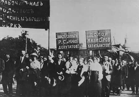 Petrograder demonstrieren für Machtübergabe an die Sowjets.