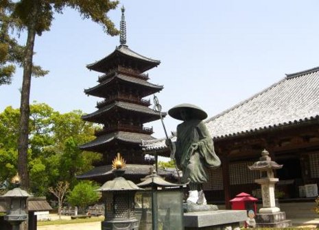 Tempel Nr. 70, der Motoyamaji-Tempel, mit Statue des Kb Daishi und Pilgerbuch (oben)