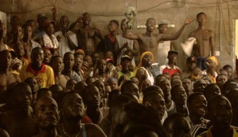 Fußballbegeisterte Menschen im Eröffnungsstreifen »Togo – le film« – und vor dem Berliner Kino Babylon. Dass dem westlichen Selbstverständnis vom »Premium-Produkt« Fußball die Liebe von Fans und Enthusiasten entgegensteht, war auf dem 11 mm-Fes- tival zu erleben.