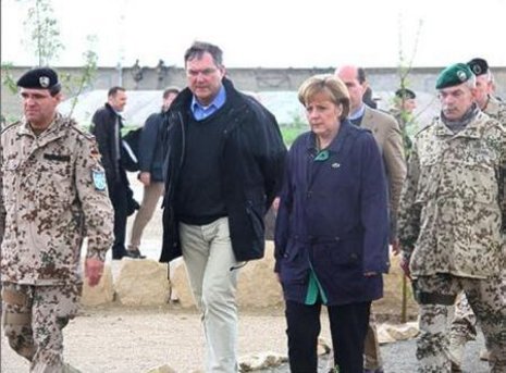 Bundeskanzlerin Angela Merkel und Oberst Georg Klein sind alte Bekannte. Merkel – oben mit Jung und Klein Anfang April 2009 in Kundus – traf ihn hier nicht zu ersten Mal.