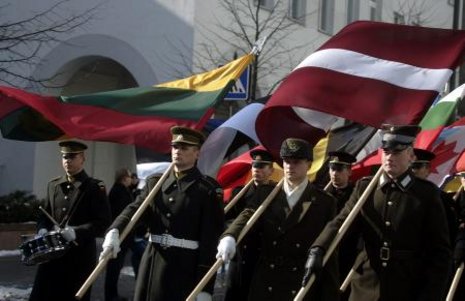 Mit Trommeln und Flaggen: Unabhängigkeitsfeiern am 11. März 2010 in Vilnius. Foto: dpa/Kalnina