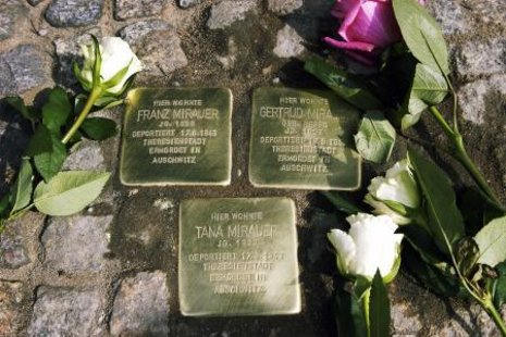 Der Bildhauer Gunter Demnig verlegte am Freitag drei Stolpersteine für die Familie Mirauer in Berlin-Köpenick.