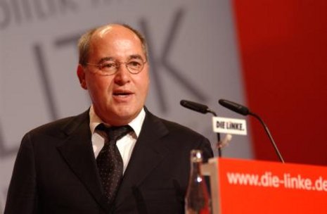 Gregor Gysi, ist Fraktionsvorsitzender der Linkspartei im Bundestag.