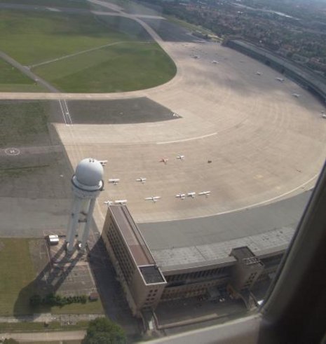 Bald ein Park: Das Areal Tempelhof aus der Luft