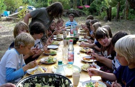 Alles selbstgemacht &#8211; Sch&#252;ler der Potsdamer Montessori-Schule beim gemeinsamen Essen