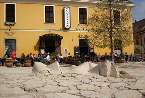 Kunst im freien Raum in der Altstadt von Pécs: Eher Aufbruch oder doch eher Erdbeben vor dem Café Rulett?