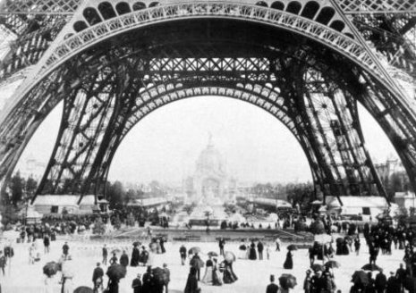 Besucher der Weltausstellung 1889 in Paris unter dem Eiffelturm Abb.: dpa