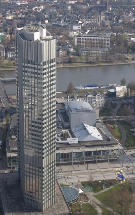 Blick auf den Tower der EU-Zentralbank in Frankfurt am Main: Die EZB muss allmählich ihren Elfenbeinturm verlassen.