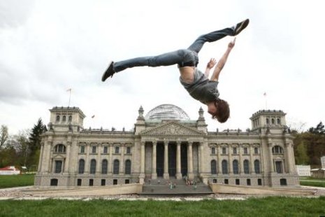 Akrobatisch vor dem Reichstag