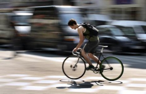 Ein Jugendlicher auf einem sogenannten Fixie-Fahrrad mit starrer Nabe, also ohne Freilauf. Das Rad hat kein zwei Extra-Bremsen, er hat so nichts auf der Straße zu suchen.
