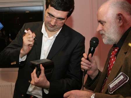 Albert Vasse fachsimpelt mit Wladimir Kramnik.