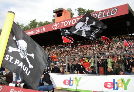 Imagewerbung mit Totenkopf-Fahne: Die Fans des FC St. Pauli haben entscheidenden Anteil daran, dass der Verein Sympathieträger ist. Dem Spannungsfeld zwischen Alternativszene und Fußballgeschäft müssen auch sie sich stellen. Fotos: Volker Stahl