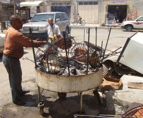 Fast wie früher: Masgouf-Brater in Bagdad-Karada. Der Fisch wird aufgeklappt am offenen Feuer geröstet.