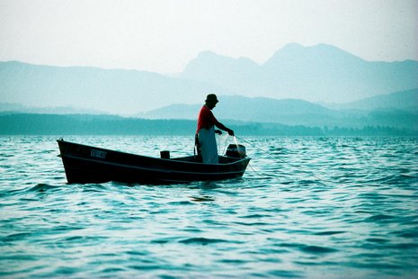 Jeden Morgen bei Tagesanbruch fahren die Fischer hinaus auf den See. Wer will, kann ab dieser Saison gern mitfahren.