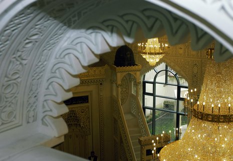 Feine Stuck-Ornamente zieren die Innenräume der Omar Moschee