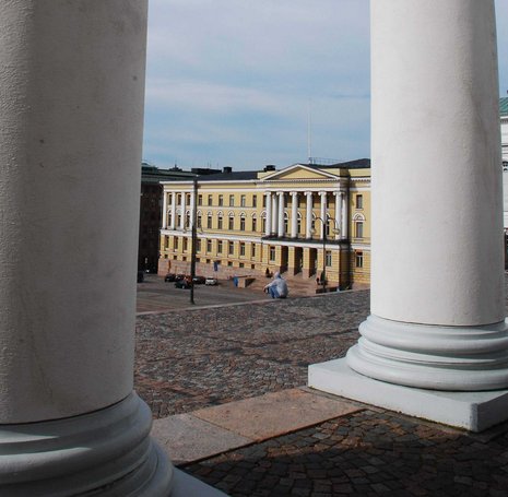 Neoklassizistische Säulen schmücken den Dom und geben den Blick auf den Senatsplatz frei.