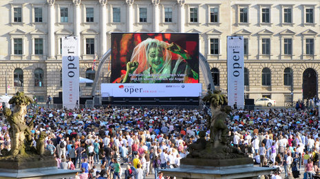 Oper auf Großleinwand  Foto: dpa/Soeren Stache