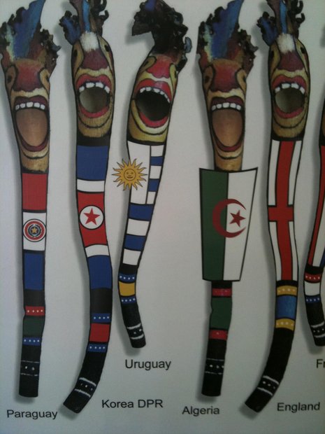Die berühmt-berüchtigten Vuvuzelas werden auch im Flaggenschmuck der teilnehmenden Länder (siehe unten bei der Bemalung) angeboten