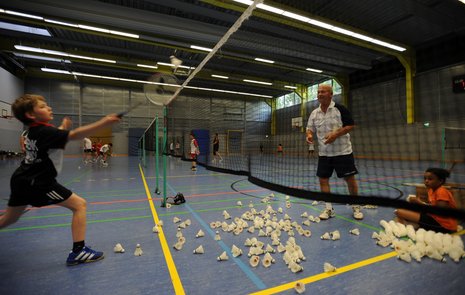 Das neue Domizil von EBT Berlin: In der großen Halle im Sportzentrum Samariterstraße trainiert der 71-jährige Hans Abraham (oben), der erste DDR-Meister im Badminton-Doppel, den Nachwuchs des Vereins.