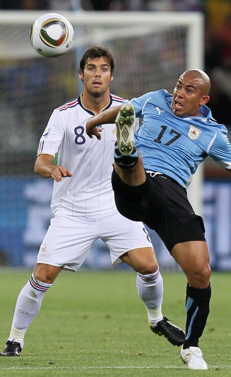Uruguays Arevalo (r.) vor Frankreichs Gourcuff am Ball. Foto: AFP