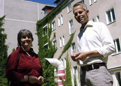 Vor dem k&#252;nftigen WG-Haus: Doris Mehlberg und Marcel de Groot