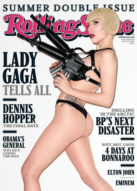 Das Titelblatt der am Freitag erscheinenden Ausgabe von »Rolling Stone«: Lady Gaga posiert mit zwei Sturmgewehren. Darunter die Ankündigung zu Obamas General: Warum er den Krieg verliert